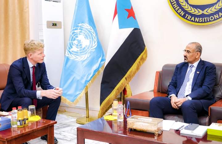 عيدروس الزبيدي يستقبل المبعوث الأممي ويشدد على ضرورة وقف الانهيار الاقتصادي