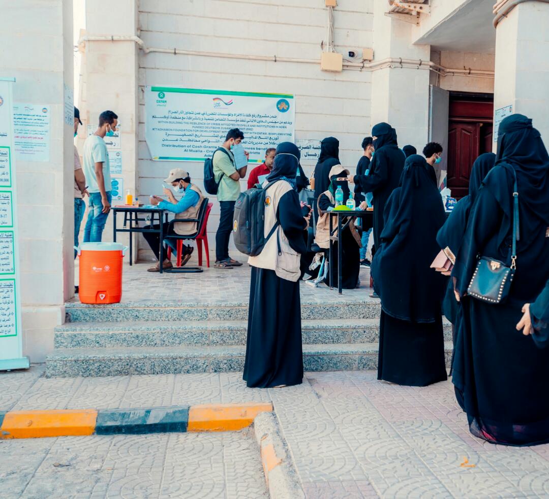 مؤسسة التضامن تدشن توزيع المنح المالية للمجموعة الاولى من مالكي المشاريع الصغيرة بعدن 