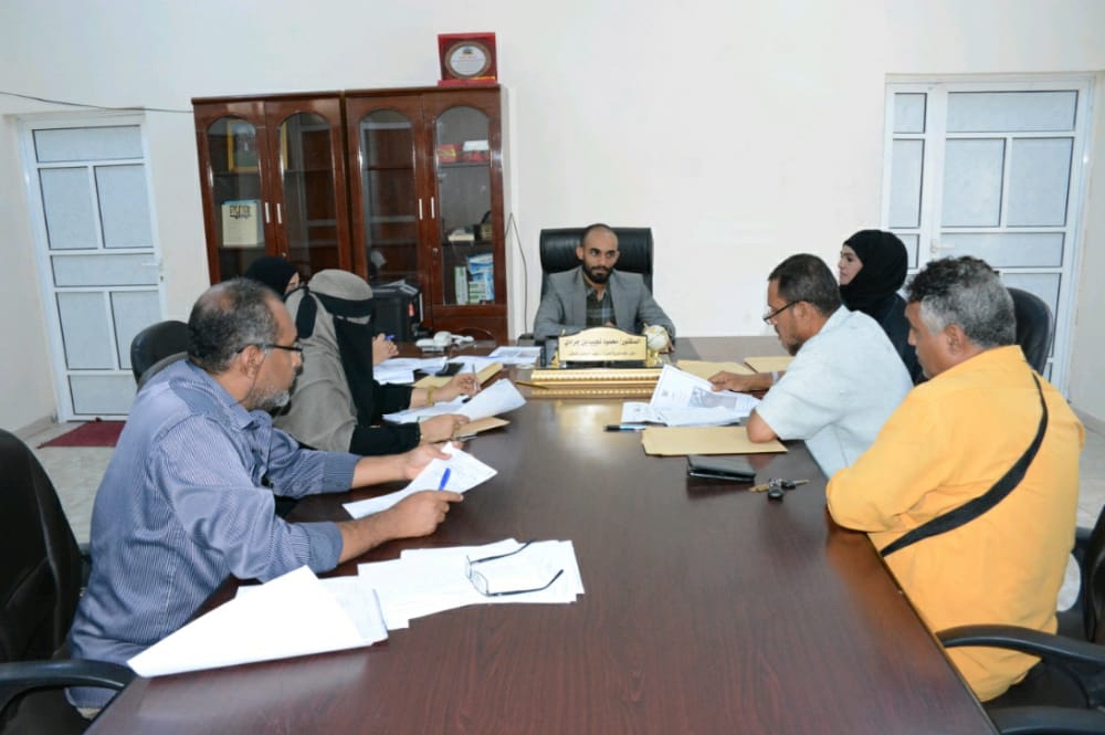 مدير صيرة يوقع عقد مشروع رصف شارع ريمي بأكثر من 32 مليونا