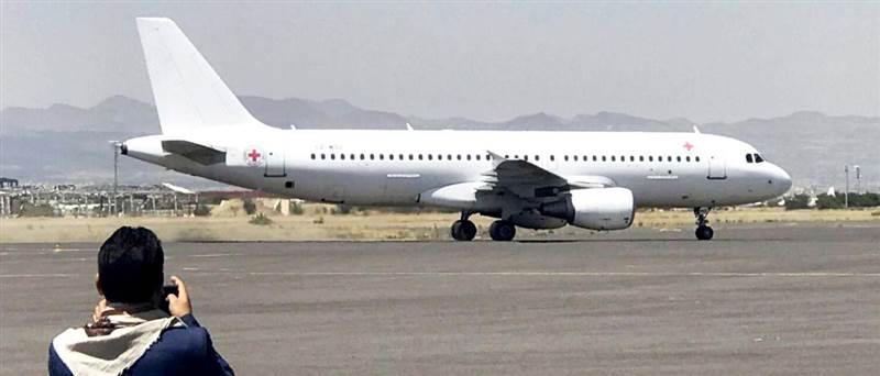 الطائرات الأممية تنقل قيادات الحوثية وتهريب أسلحة إيرانية إلى صنعاء