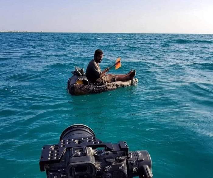 مواطن يخاطر بحياته ويصيد بقارب بدائي مصنوع من الاسفنج والبلاستيك ..والانتقالي يوجه بدعمه