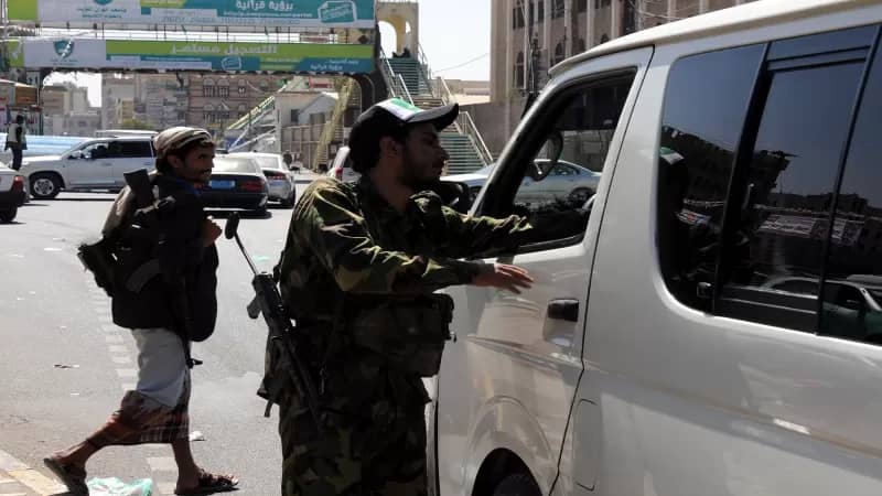 مليشيات الحوثي تعتقل عشرات المسافرين الى السعودية
