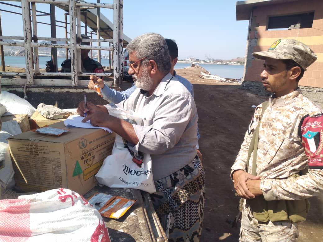 نقطة أمنية بعدن تضبط شحنه مواد تالفة لتغذية الاطفال لمنظمة دولية 