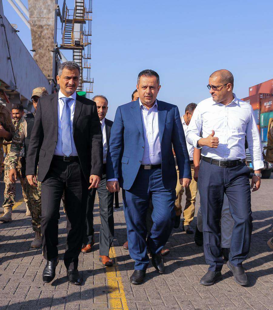 رئيس الوزراء معين يتفقد ميناء عدن للحاويات