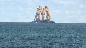 ظهور هيكل غامض يطفو فوق البحر يثير التكهنات