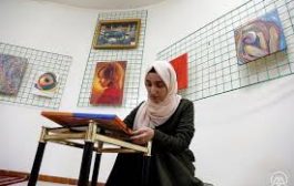 فنانة تشكيلية يمنية تقاوم بلوحاتها أزيز الرصاص في بلادها