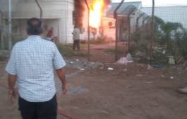 بعد تنفيذ وقفة احتجاجية : اندلاع حريق في مكتب حسابات مصافي بعدن