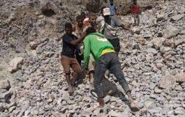 شاهد بالصور حادث الانهيار الصخري بعدن وارتفاع عدد ضحاياه