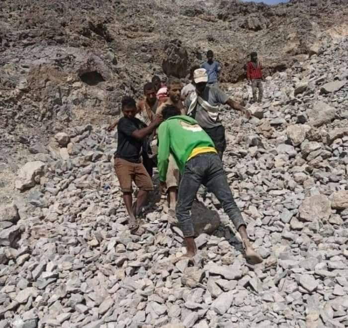 شاهد بالصور حادث الانهيار الصخري بعدن وارتفاع عدد ضحاياه