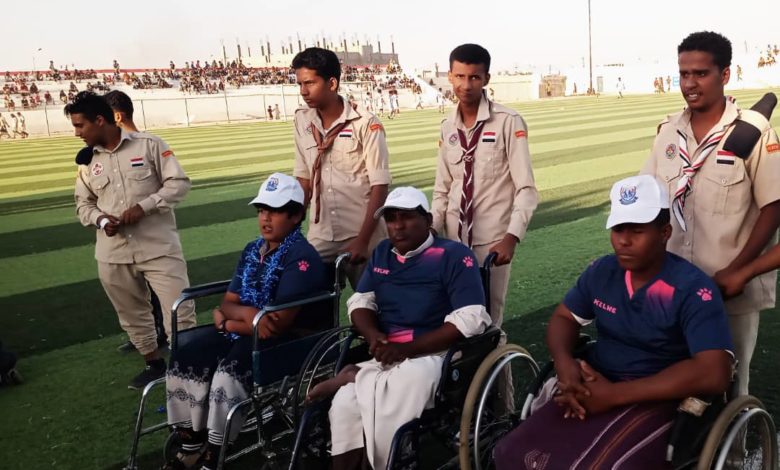 كشافة المهرة تشارك في سباق الكراسي المتحركة