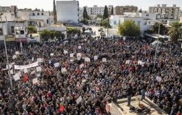 احتجاجات في تونس ضد قرارات قيس سعيّد .. مواطنون يتظاهرون بالتزامن مع ذكرى ثورة الياسمين