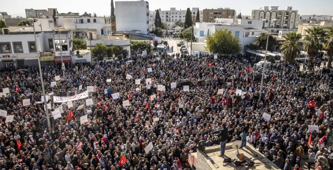 احتجاجات في تونس ضد قرارات قيس سعيّد .. مواطنون يتظاهرون بالتزامن مع ذكرى ثورة الياسمين