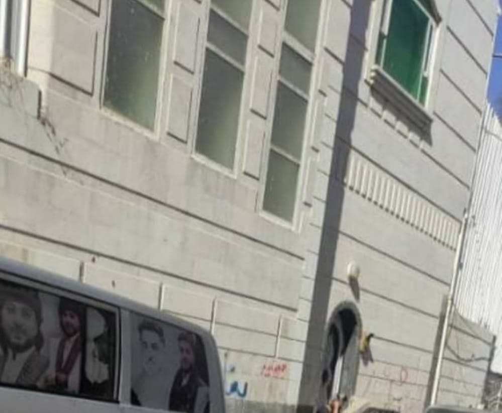 الحوثيون يقتحمون منزل مواطن في إب ويخرجون النساء والاطفال من منزلهم بقوة السلاح