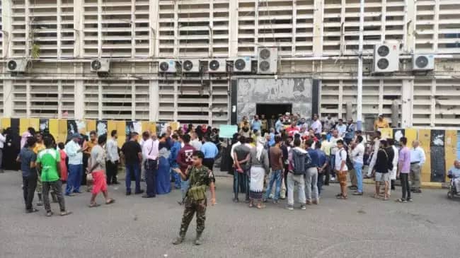 تواصل الاحتجاجات لموظفي البنك الاهلي بالعاصمة عدن