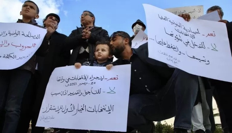 صحف بريطانية : الانتخابات الليبية .. لماذا قد يشعل السباق الرئاسي نارا يُفترض أن يٌخمدها؟