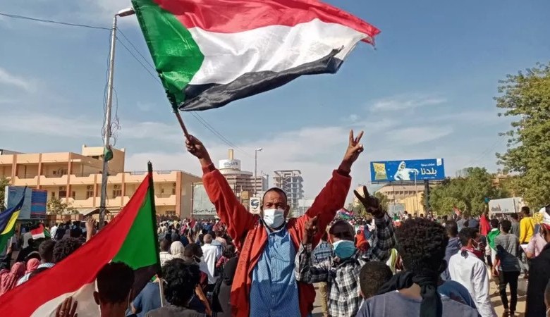 صحف عربية : مظاهرات السودان .. في الذكرى الثالثة للثورة إلى متى يستمر الصراع بين الجيش وقوى التغيير؟