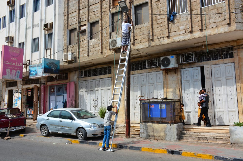 عدن..تجديد شبكة الانارة بطريق قصر السلطان وشعب العيدروس بمديرية صيرة