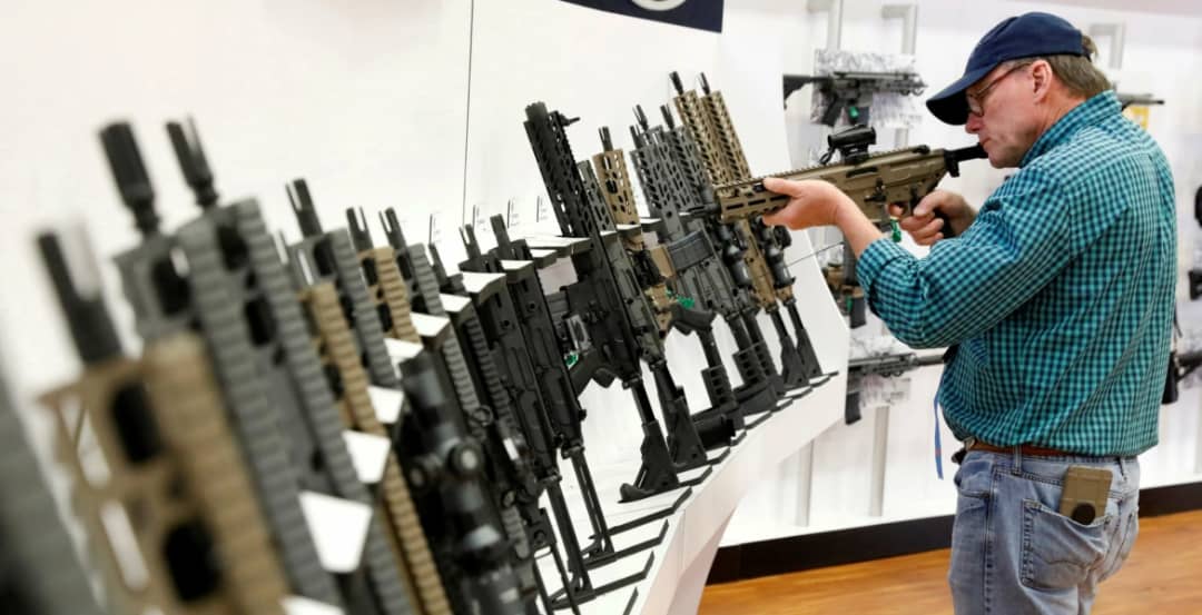 الأسلحة تغزو منازل الأمريكيين في 2021! أرقام مقلقة لمعدلات شرائها، وباحثون يحذرون