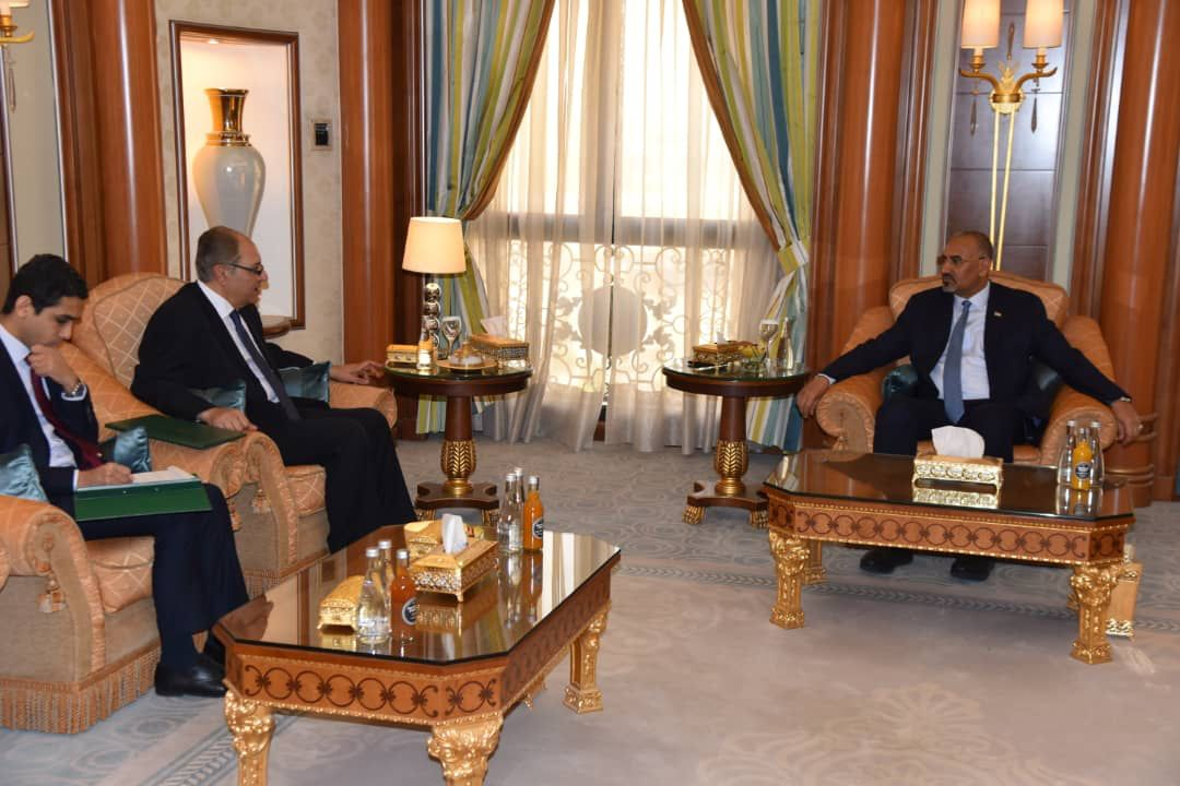 لدى استقباله السفير المصري الزبيدي يشدد على اهمية تكامل الأدوار في مكافحة الإرهاب وتأمين الملاحة الدولية