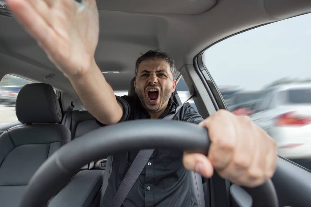 نادٍ إسباني يفسخ عقد لاعب بسبب تهوره.. نشر فيديو يوثق قيادة سيارته دون إمساك المقود!