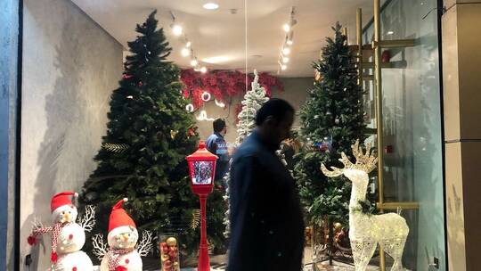 لأول مرة: سعوديون يحتفلون بعيد الميلاد .. شجرة الكريسماس وقبعات سانتا كلوز في شوارع المملكة (صور)