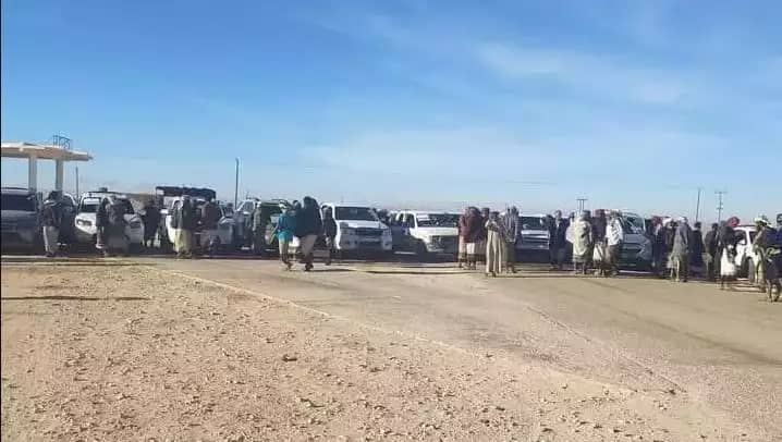 لمنع تصدير النفط .. قبائل تحاصر ميناء الضبة النفطي في حضرموت