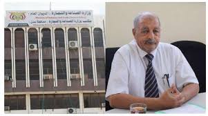 مدير مكتب الصناعة والتجارة بعدن يعلن عن تخفيض سعر الدقيق