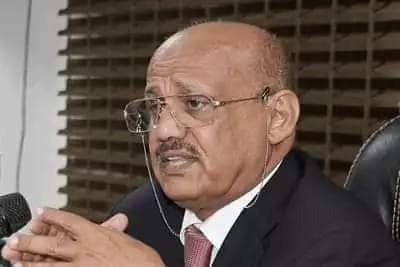 مصدر مسؤول: محافظ البنك المركزي يمارس مهامه في عدن