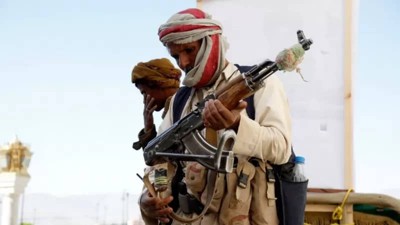 استبدلتهم بعناصرها .. مليشيات الحوثي تطرد 4000 من رجال الأمن