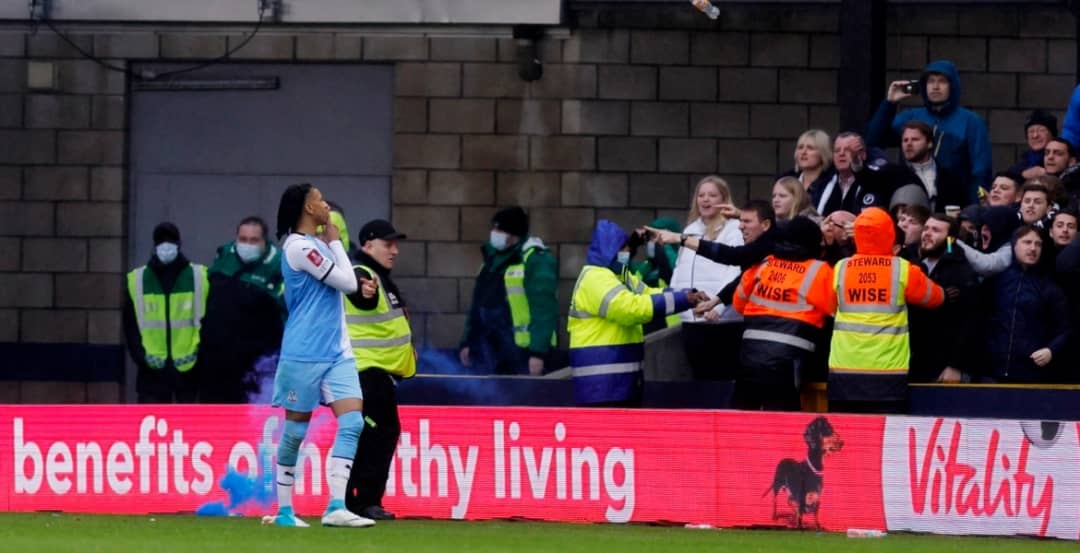 لاعب ينتقم بهدف وتمريرة حاسمة.. أصيب بقارورة مياه في رأسه فطالب الجماهير بالمزيد (فيديو)