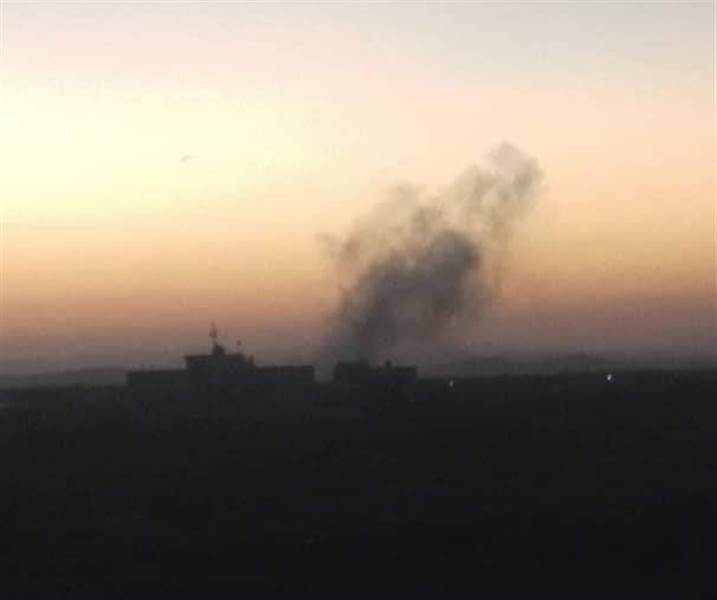 مليشيات الحوثي تستهدف محيط مدينة عتق بصاروخ بالستي