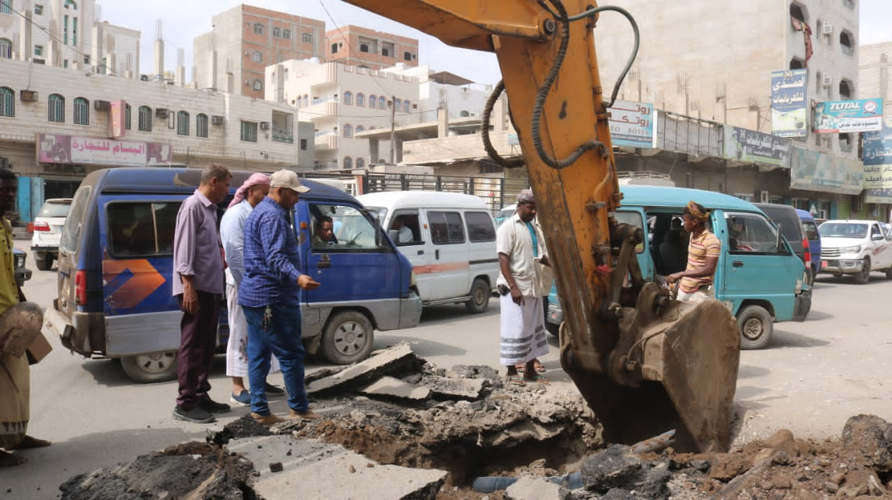 أمين محلي الشيخ عثمان يدشن مشروع إعادة تأهيل شبكة الصرف الصحي لشارع السيلة