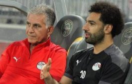 بالفيديو.. كارلوس كيروش يصالح جماهير المنتخب المصري ويوزع عليهم القبل