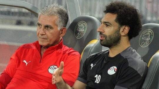 بالفيديو.. كارلوس كيروش يصالح جماهير المنتخب المصري ويوزع عليهم القبل