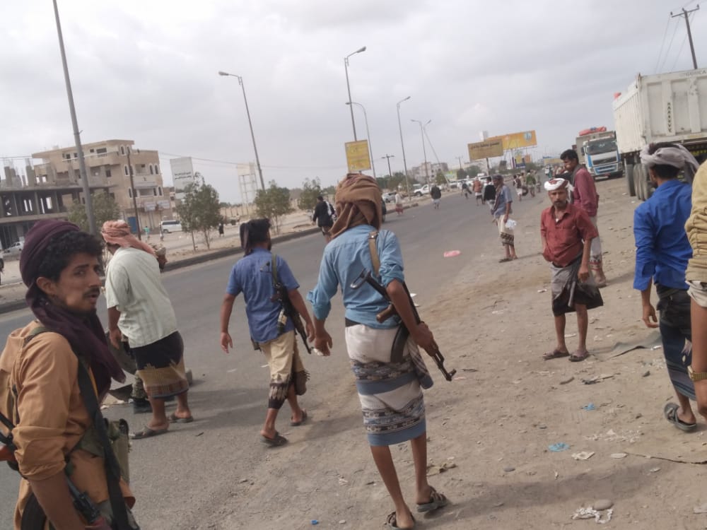 قطع خط عام واشتباكات وسقوط جريح في محافظة لحج