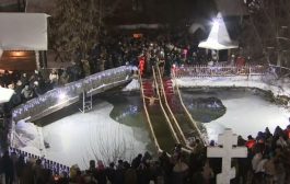 فيديو : المسيحيون الروس يغطسون في مياه متجمدة احتفالا بعيد الغطاس