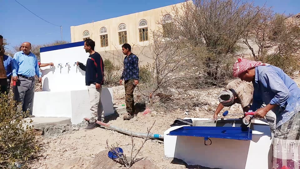 مدير عام الحصين يتفقد سير العمل في مشروع مياه منطقة ارحب بالمديرية