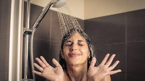 مخاطر صحية للاستحمام بالماء الدافئ بعد تناول الطعام مباشرة 