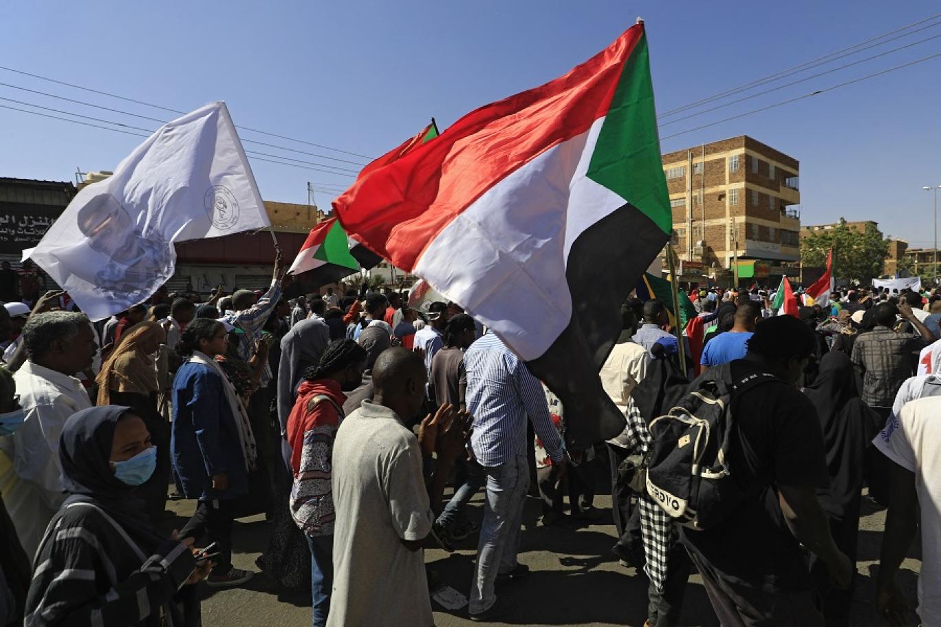 مأزق الانقلابيين والثوار: أي مخرج سريع للسودان؟