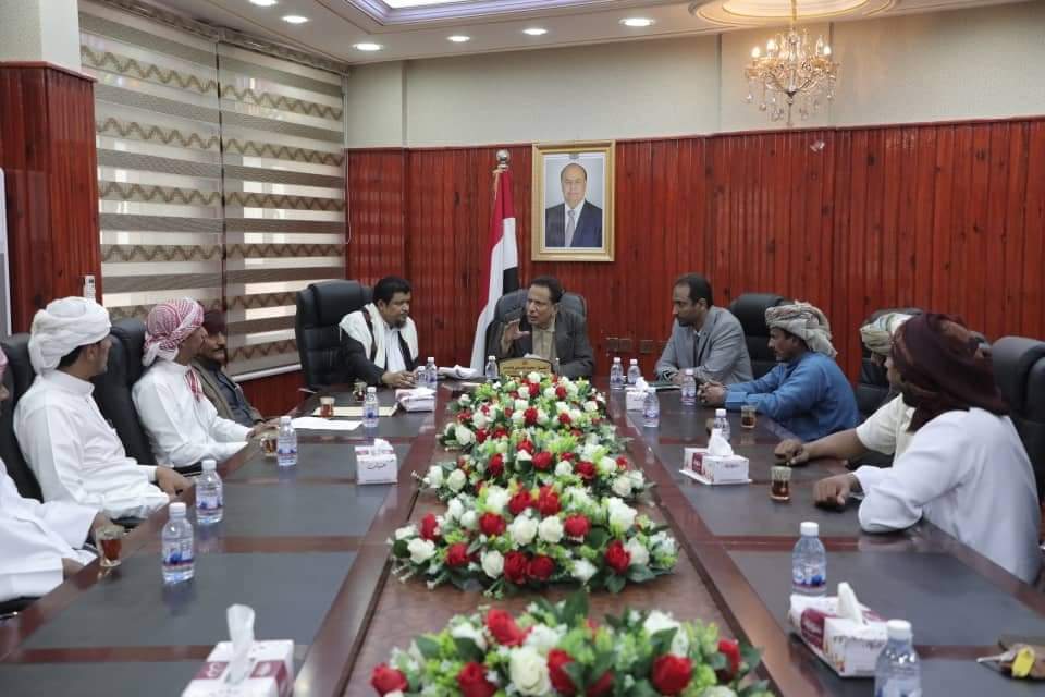 محافظ المهرة يؤكد على مشروعية المطالب بتخفيض الرسوم الجمركية في منفذ شحن 