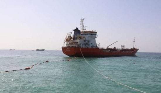 ناقلة إماراتية تفرغ شحنة محروقات في سقطرى