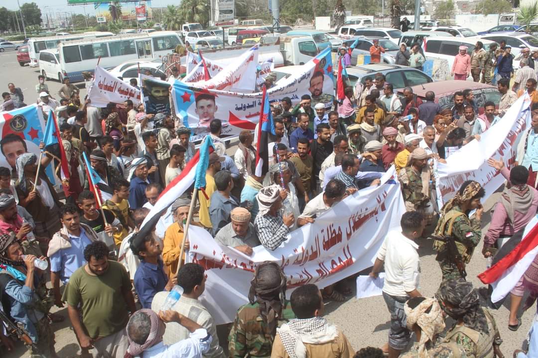 قبائل ردفان تحتج في عدن وتمهل الجهات الأمنية ٢٤ ساعة 