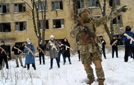 أوكرانيون يستعدون للأسوأ.. يتدربون بين الثلوج ويحملون السلاح لمواجهة غزو روسي مُحتمل (فيديو)