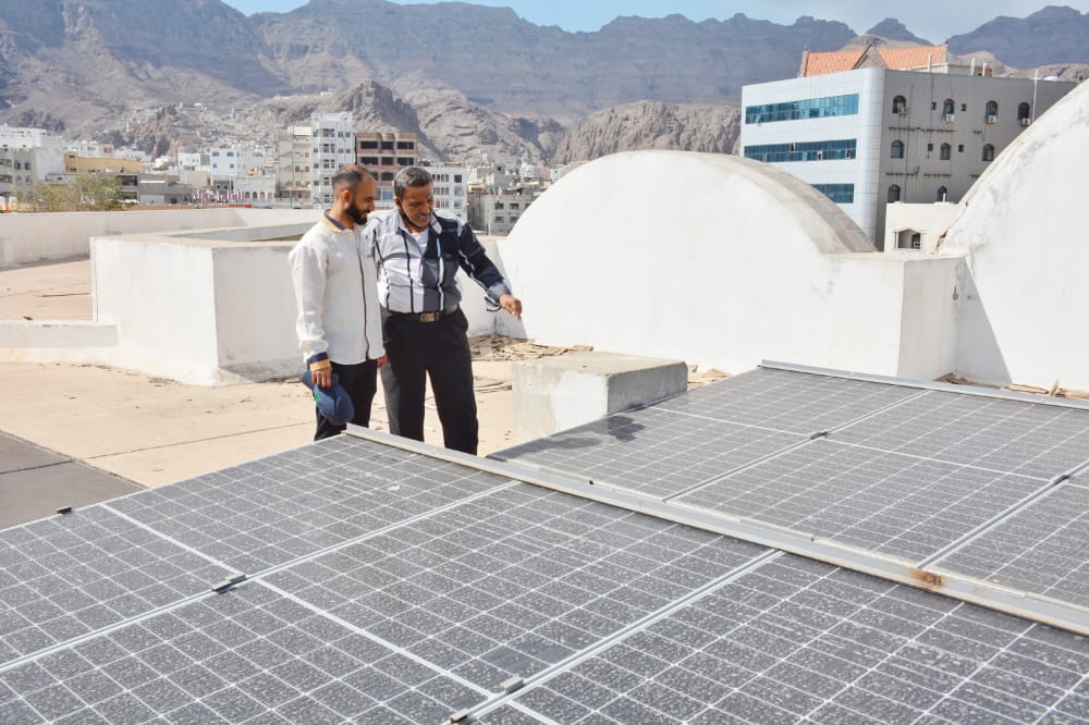 مدير صيرة يطلع على مشروع الطاقة الشمسية في ثانويات ومدارس المديرية