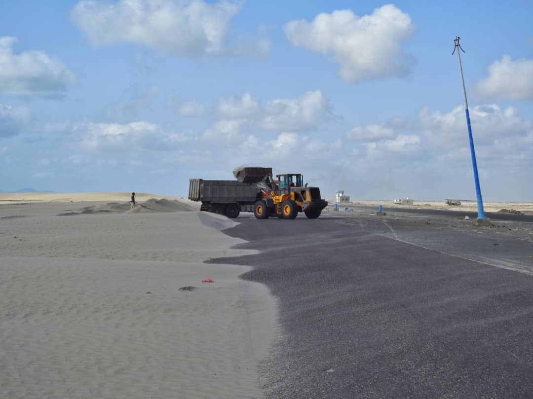 اكثر من 53 كيلو متر..صندوق صيانة الطرق يستمر في ازاحة ورفع الرمال في خط عدن أبين