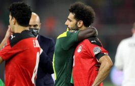 ماني يواسي صلاح .. فيديو يرصد بكاء وتأثر لاعبي منتخب مصر