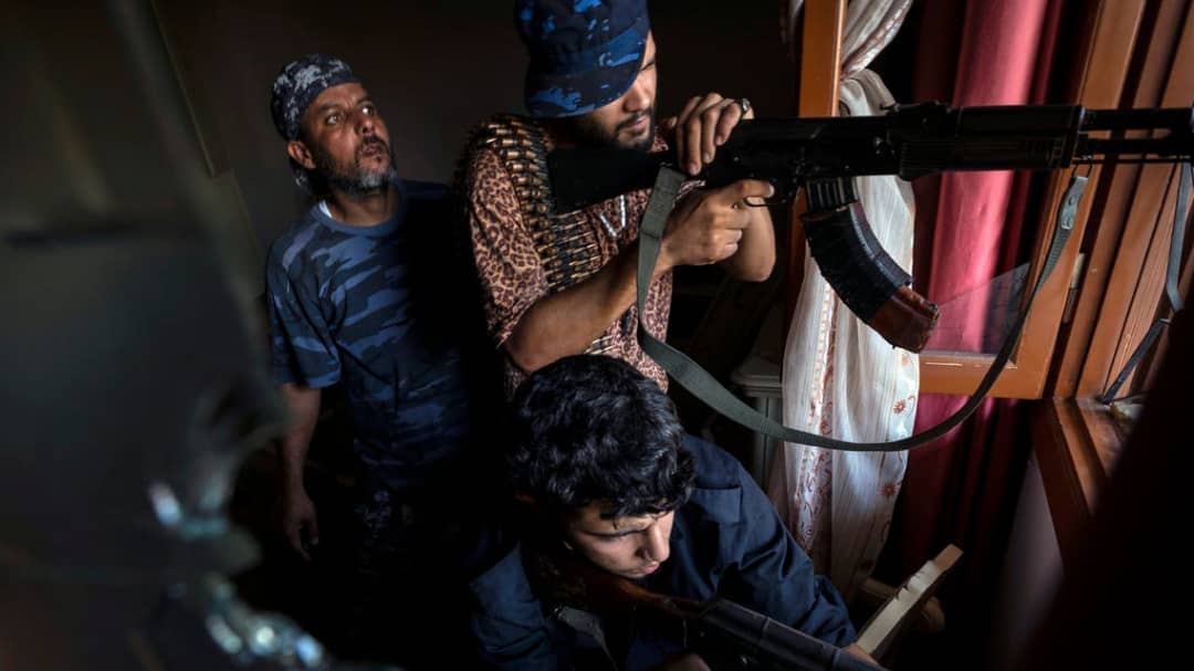 مقابل رشوة قادتهم.. 250 مقاتلاً سورياً يصلون ليبيا