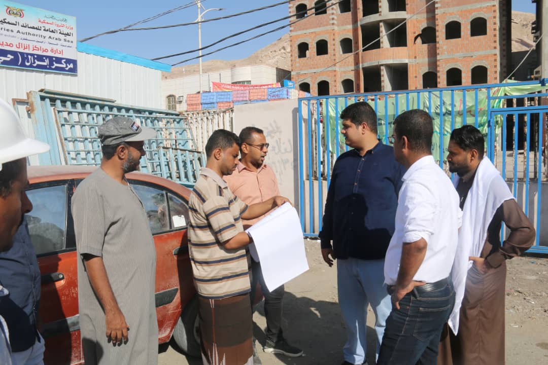 سلطة المكلا تتفقد مشروع بناء وإعادة تأهيل مواقع الإنزال السمكي بالمديرية