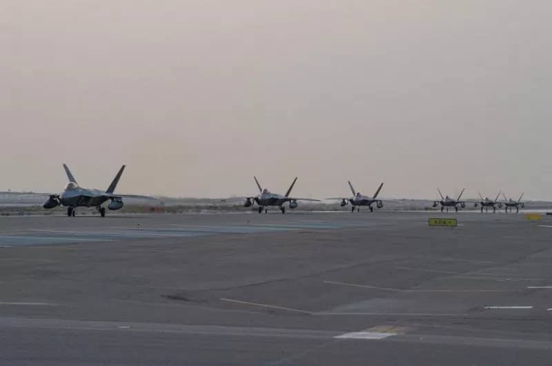 لردع الحوثيين .. وصول مقاتلات أمريكية من طراز F-22 إلى الإمارات