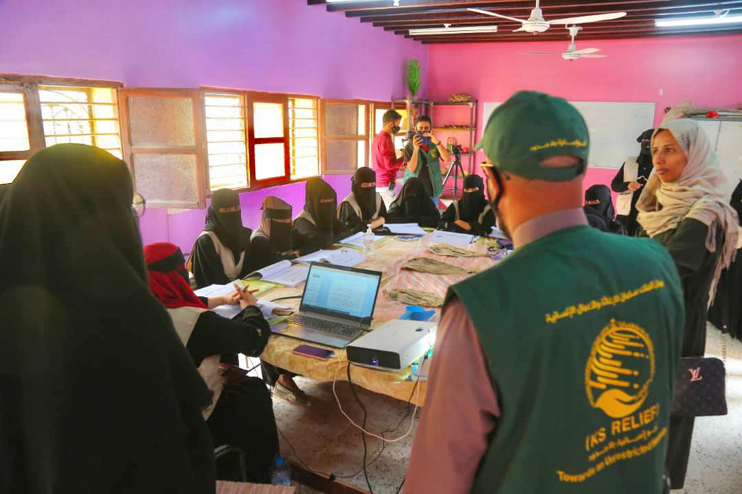 بدعم مركز الملك سلمان..بدء دورة تدريبية مهنية للمرأة الساحلية بعدن